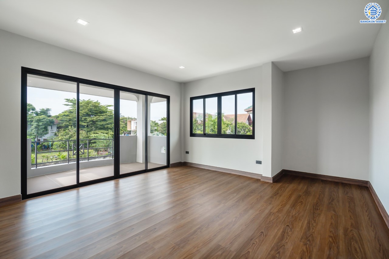 บ้านมือสองตกแต่งใหม่ ม.เมืองเอกประจิม พหลโยธิน87 ตกแต่งครบทุกฟังก์ชัน เนื้อที่ 200 ตร.ว. 3 ห้องนอน 5 ห้องน้ำ 1 ห้องรับรอง จอดรถได้ 3 คัน เชื่อมต่อทุกการเดินทาง ใกล้รถไฟฟ้าสายสีแดง "สถานีหลักหก"และทางด่วน "ศรีสมาน"